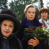 Vier Frauen, darunter Ingrid van Bergen, auf einer Beerdigung.