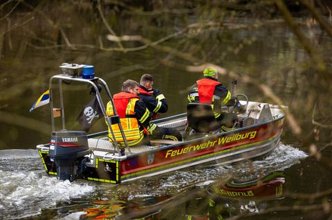 Die Feuerwehr Weilburg sucht mit Booten auf der Lahn nach dem vermissten Jungen