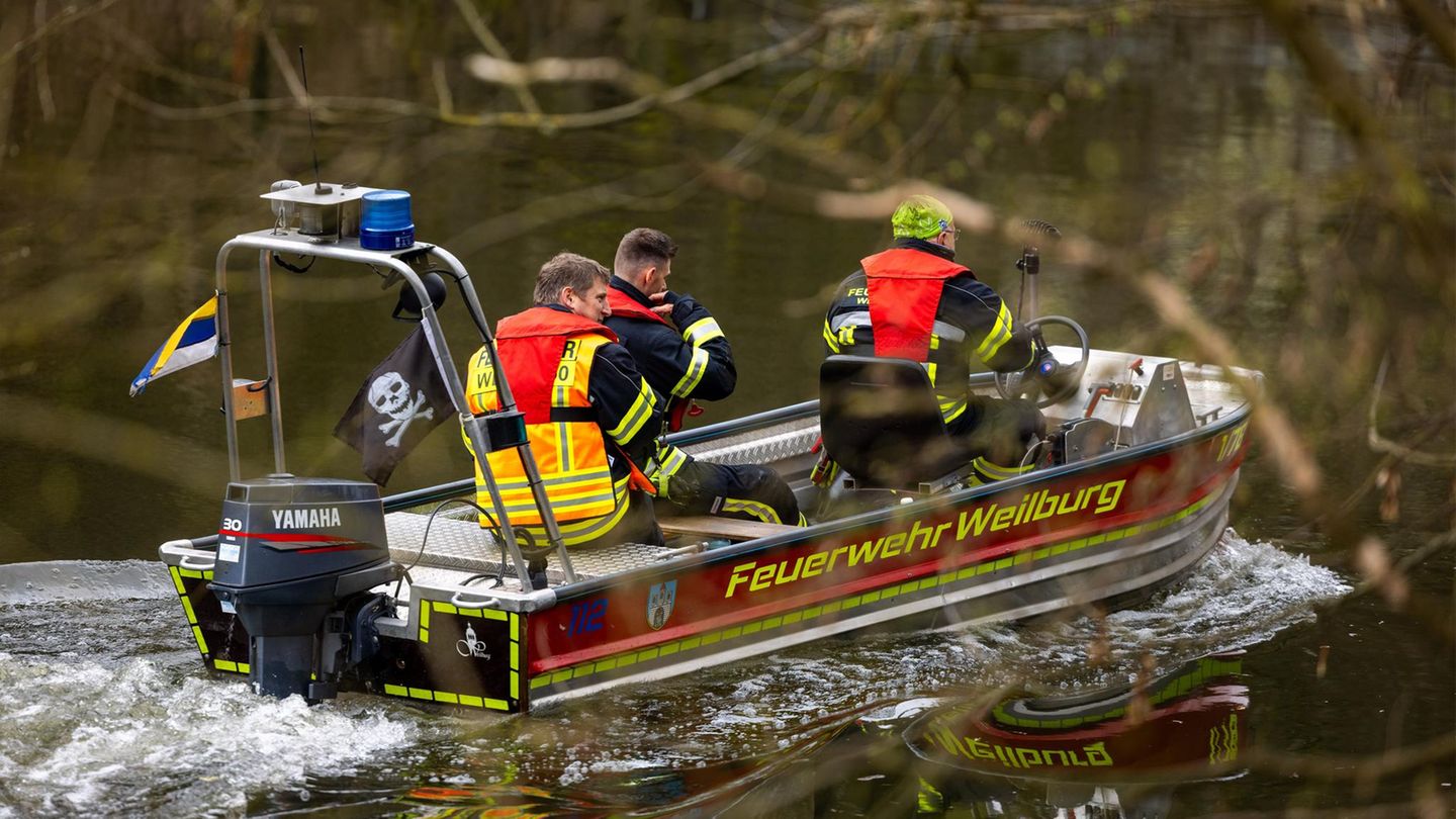 Die Feuerwehr Weilburg sucht mit Booten auf der Lahn nach dem vermissten Jungen