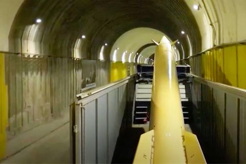 Eine Rakete steht in dem iranischen Raketenbunker auf einer mobilen Abschussrampe