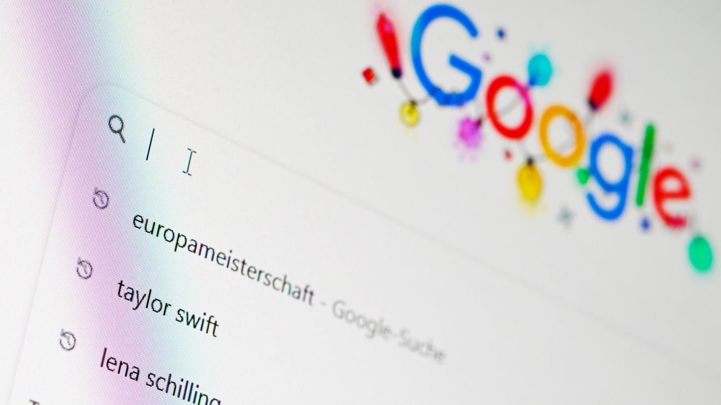 Die klassische Google-Suche wirft eine Liste von Links aus. Mit KI soll es nun auch thematische Zusammenfassungen geben.