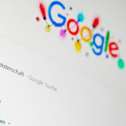 Die klassische Google-Suche wirft eine Liste von Links aus. Mit KI soll es nun auch thematische Zusammenfassungen geben.