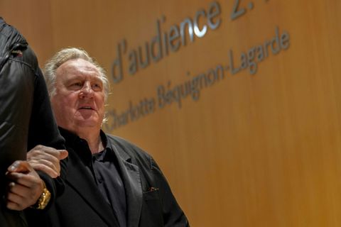 Gérard Depardieu vor dem Gerichtssaal