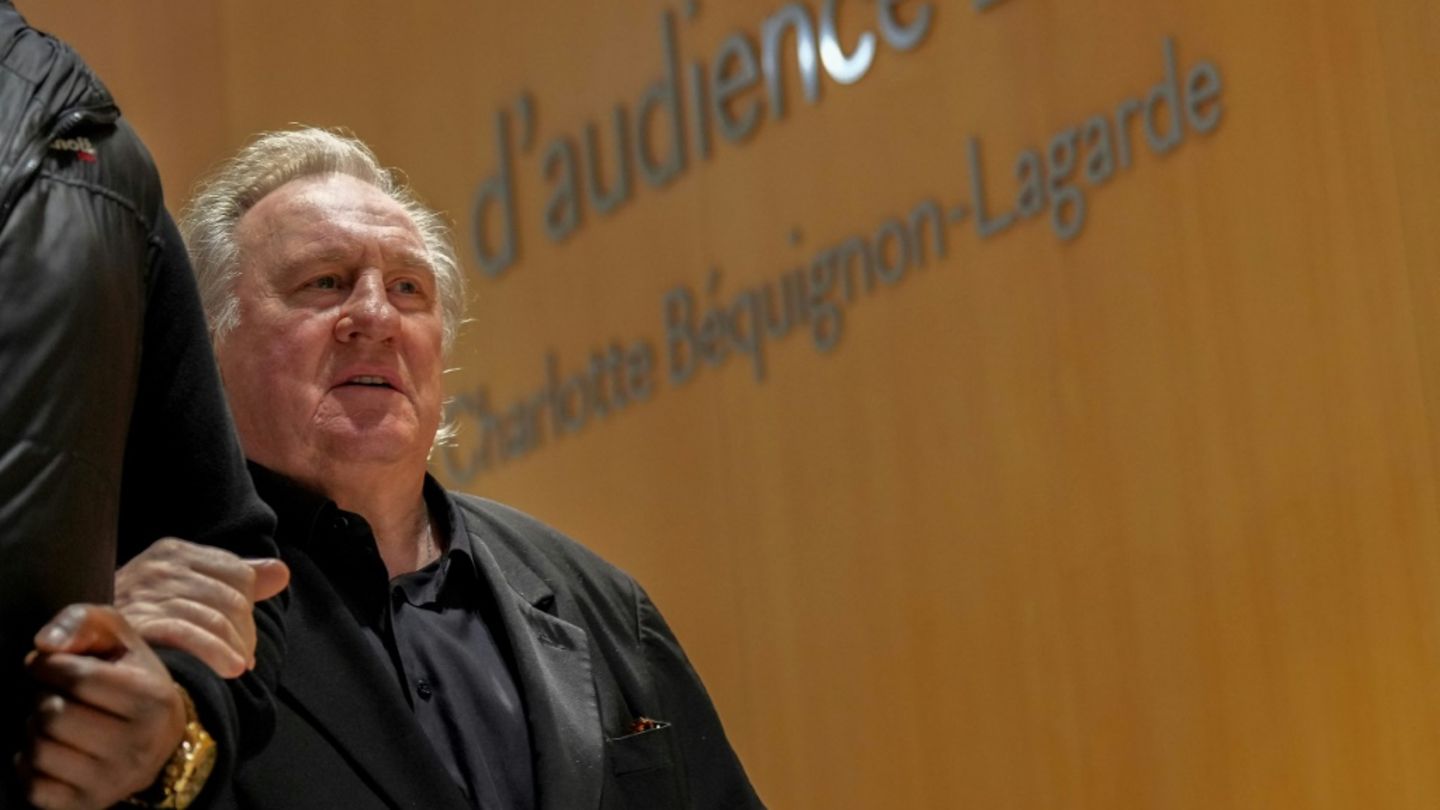 Gérard Depardieu vor dem Gerichtssaal