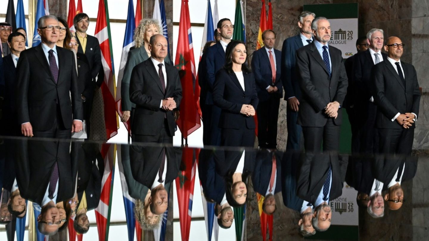 Familienfoto beim Petersberger Klimadialog 2025 in Berlin