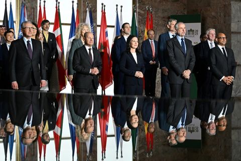 Familienfoto beim Petersberger Klimadialog 2025 in Berlin
