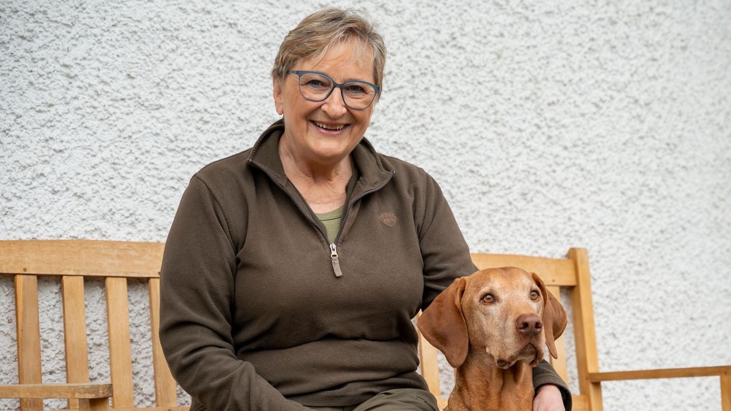 Der Jagdhund Urax mit Besitzerin Jutta Zedelmaier