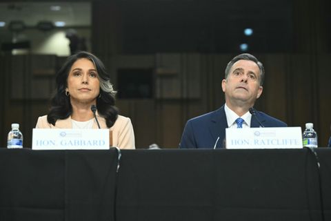 Pentagon-Chef Hegseth (r.) bei einer Anhörung im Senat