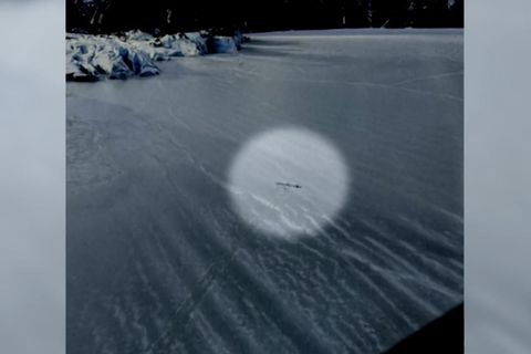 Durch Zufall entdeckt ein Pilot das Flugzeugwrack auf dem zugefrorenen See in Alaska – und rettet die Familie