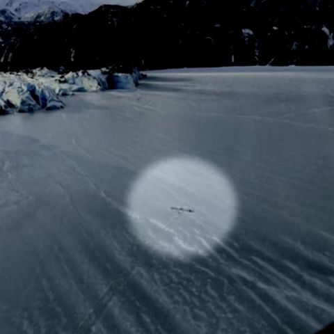Durch Zufall entdeckt ein Pilot das Flugzeugwrack auf dem zugefrorenen See in Alaska – und rettet die Familie