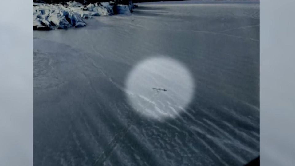 Durch Zufall entdeckt ein Pilot das Flugzeugwrack auf dem zugefrorenen See in Alaska – und rettet die Familie