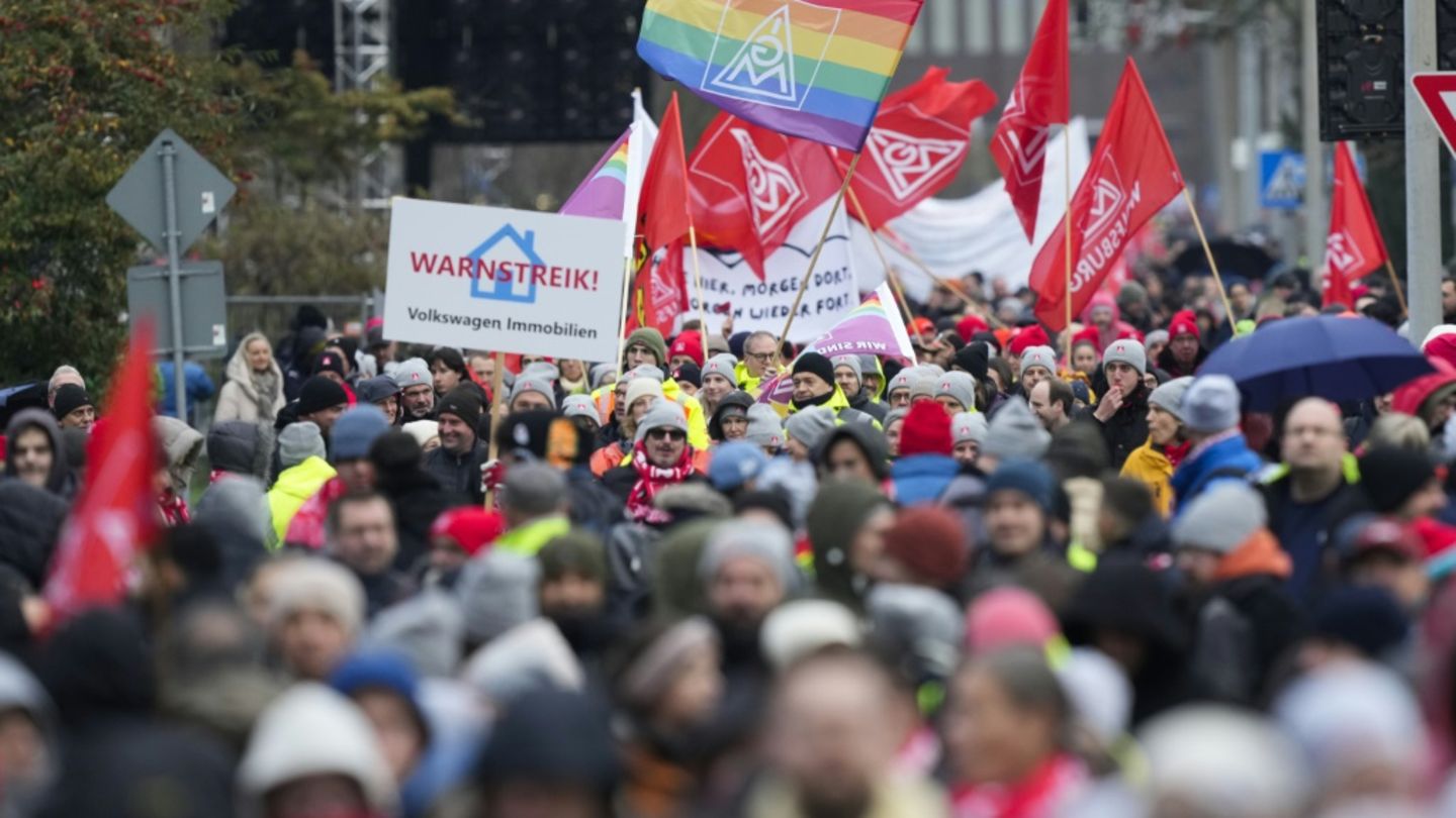Demonstration vor dem VW-Hauptsitz in Wolfsburg