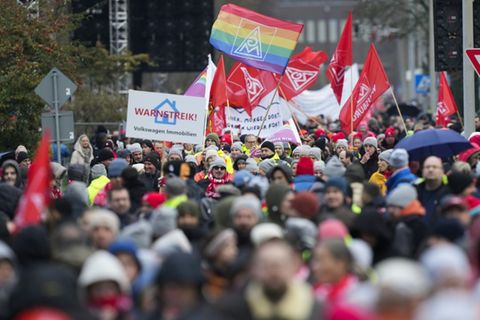 Demonstration vor dem VW-Hauptsitz in Wolfsburg