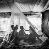 Trotz ihrer traumatischen Erlebnisse finden die Mädchen Kraft und Unterstützung in ihren gemeinsamen Erfahrungen, was ihre Widerstandsfähigkeit, ihr Selbstvertrauen und ihre kollektive Stärke fördert. Um Rakuba-Flüchtlingslager, Gedaref, Sudan, 4. Juni 2021