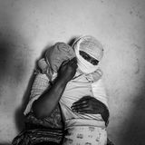 Tsigue (39, nicht ihr richtiger Name) und ihre Tochter (5) umarmen sich. Tsigue wurde zu Beginn des Krieges von eritreischen Soldaten vergewaltigt. Ihr Mann verließ sie kurz darauf. Frauen, die während des Krieges vergewaltigt wurden, werden fast immer von ihren Ehemännern verlassen. Adigrat, Tigray, Äthiopien, 12. Dezember 2023