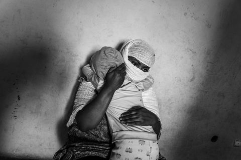 Tsigue (39, nicht ihr richtiger Name) und ihre Tochter (5) umarmen sich. Tsigue wurde zu Beginn des Krieges von eritreischen Soldaten vergewaltigt. Ihr Mann verließ sie kurz darauf. Frauen, die während des Krieges vergewaltigt wurden, werden fast immer von ihren Ehemännern verlassen. Adigrat, Tigray, Äthiopien, 12. Dezember 2023