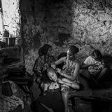 Trotz der immensen Herausforderungen widmen junge tigraische Flüchtlingsfrauen ihre Zeit der Selbstfürsorge und Sozialisierung. Soziale Interaktion ist ein wichtiges Unterstützungssystem, das ihnen hilft, Traumata zu verarbeiten, Normalität zu bewahren und ihre Identität neu zu definieren. Shire, Tigray, Äthiopien, 26. März 2024