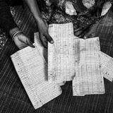 Zhaynesh (38) und Salem (40), nicht ihre richtigen Namen, präsentieren Daten, die sie über sexuelle Gewalt während des Tigray-Krieges gesammelt haben. Die Regierungen von Äthiopien und Eritrea haben nie Kriegsverbrechen oder sexuelle Gewalttaten ihrer Streitkräfte zugegeben. Sheraro, Tigray, Äthiopien, 22. Dezember 2023