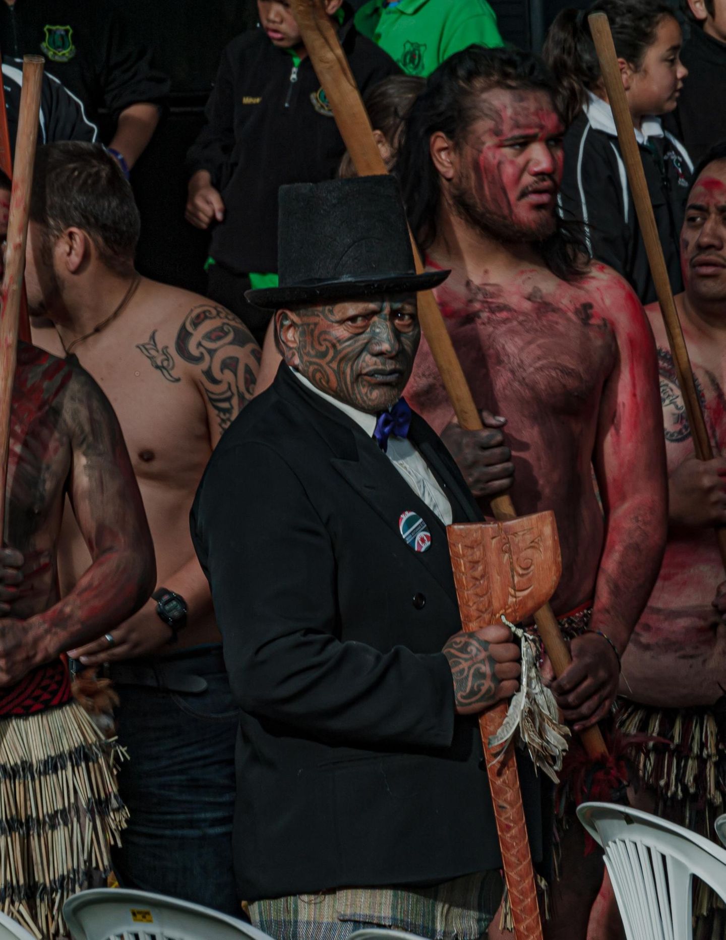 Tāme Iti, ein prominenter Tūhoe-Aktivist mit einer traditionellen Gesichtstätowierung, bei der Zeremonie zum Tūhoe-Crown Settlement Day 2014, bei der sich die Regierung offiziell für historische Ungerechtigkeiten entschuldigte. Tāneatua, Neuseeland, 22. August 2014