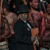 Tāme Iti, ein prominenter Tūhoe-Aktivist mit einer traditionellen Gesichtstätowierung, bei der Zeremonie zum Tūhoe-Crown Settlement Day 2014, bei der sich die Regierung offiziell für historische Ungerechtigkeiten entschuldigte. Tāneatua, Neuseeland, 22. August 2014