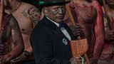 Tāme Iti, ein prominenter Tūhoe-Aktivist mit einer traditionellen Gesichtstätowierung, bei der Zeremonie zum Tūhoe-Crown Settlement Day 2014, bei der sich die Regierung offiziell für historische Ungerechtigkeiten entschuldigte. Tāneatua, Neuseeland, 22. August 2014