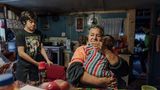 Carol Teepa sitzt in ihrer Küche mit ihrem jüngsten Enkelkind, Mia, und ihrem Sohn Wanea, einem von mehr als 20 Kindern, die sie nach Māori-Brauch adoptiert hat, um Traditionen und Familienbande zu stärken. Ruatoki, Neuseeland, 2. September 2017