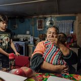 Carol Teepa sitzt in ihrer Küche mit ihrem jüngsten Enkelkind, Mia, und ihrem Sohn Wanea, einem von mehr als 20 Kindern, die sie nach Māori-Brauch adoptiert hat, um Traditionen und Familienbande zu stärken. Ruatoki, Neuseeland, 2. September 2017