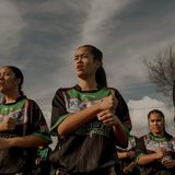 Mihiata Teepa (16) und ihre Tūhoe Māori Rugby League U16-Teamkolleginnen führen beim Training vor einem Spiel einen Haka auf. Rotorua, Neuseeland, 12. Januar 2025