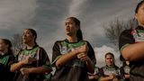 Mihiata Teepa (16) und ihre Tūhoe Māori Rugby League U16-Teamkolleginnen führen beim Training vor einem Spiel einen Haka auf. Rotorua, Neuseeland, 12. Januar 2025
