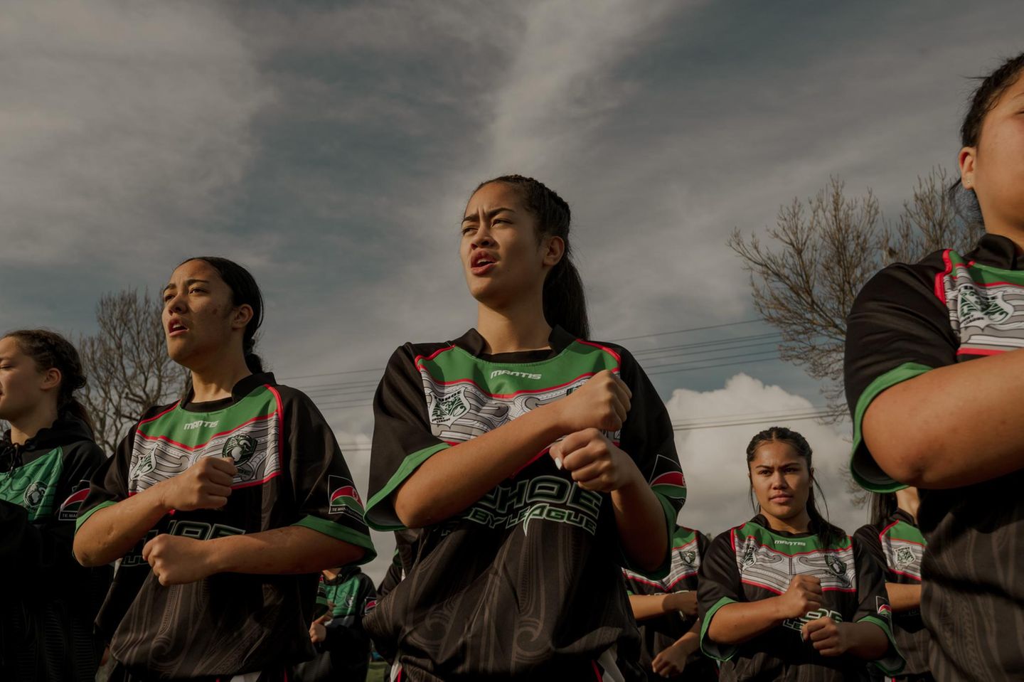 Mihiata Teepa (16) und ihre Tūhoe Māori Rugby League U16-Teamkolleginnen führen beim Training vor einem Spiel einen Haka auf. Rotorua, Neuseeland, 12. Januar 2025