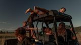 Kinder der Teepa-Familie fahren die jüngeren Geschwister nach einem Bad im Fluss nach Hause. Die Tūhoe-Kinder lernen, unabhängig zu sein und für andere Familienmitglieder zu sorgen. Ruatoki, Neuseeland, 27. Januar 2022