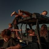 Kinder der Teepa-Familie fahren die jüngeren Geschwister nach einem Bad im Fluss nach Hause. Die Tūhoe-Kinder lernen, unabhängig zu sein und für andere Familienmitglieder zu sorgen. Ruatoki, Neuseeland, 27. Januar 2022