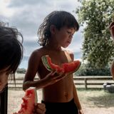 Teepa-Kinder teilen sich eine Wassermelone. John Rangikapua Teepa und seine Frau Carol haben mehr als 20 Kinder aufgezogen, die nach dem Māori-Brauch whāngai adoptiert wurden, um Traditionen und Familienbande zu stärken. Ruatoki, Neuseeland, 27. Januar 2022