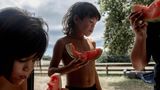 Teepa-Kinder teilen sich eine Wassermelone. John Rangikapua Teepa und seine Frau Carol haben mehr als 20 Kinder aufgezogen, die nach dem Māori-Brauch whāngai adoptiert wurden, um Traditionen und Familienbande zu stärken. Ruatoki, Neuseeland, 27. Januar 2022