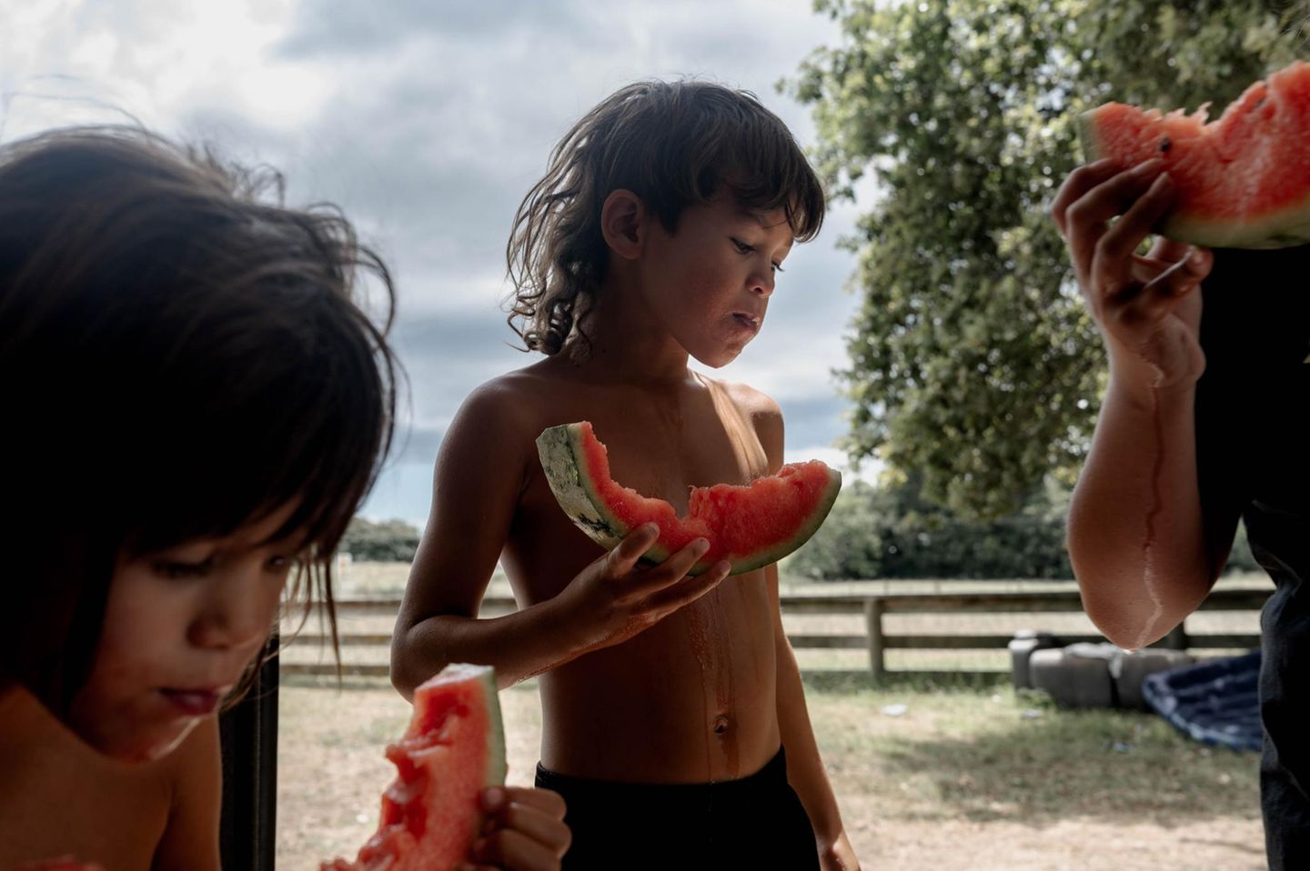 Neuseelands Indigene: Teepa-Kinder teilen sich eine Wassermelone. John Rangikapua Teepa und seine Frau Carol haben mehr als 20 Kinder aufgezogen, die nach dem Māori-Brauch whāngai adoptiert wurden, um Traditionen und Familienbande zu stärken. Ruatoki, Neuseeland, 27. Januar 2022 Teepa-Kinder teilen sich eine Wassermelone. John Rangikapua Teepa und seine Frau Carol haben mehr als 20 Kinder aufgezogen, die nach dem Māori-Brauch whāngai adoptiert wurden, um Traditionen und Familienbande zu stärken. Ruatoki, Neuseeland, 27. Januar 2022