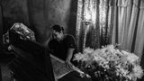 Mutter betrauert ihren Sohn in El Salvador