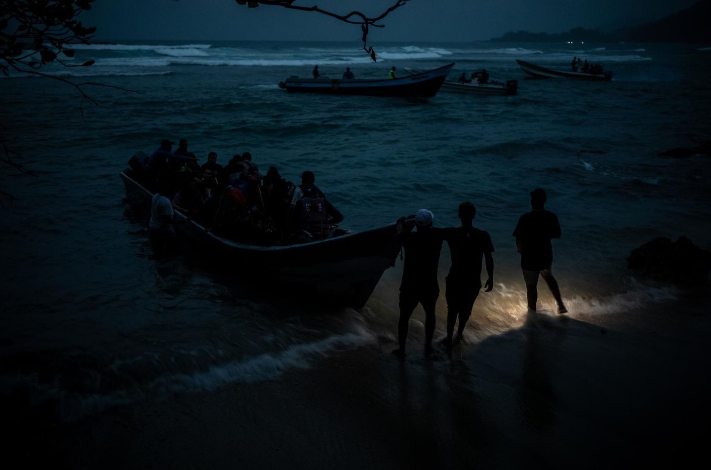 Viele der Geflüchteten erreichen die Darién-Lücke per Boot. Diese Gruppe besteht aus Chinesen, Venezolanern, Ecuadorianern – und Afghanen, die vor ihrer Flucht noch nie das Meer gesehen haben
