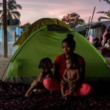 In der Sackgassse: Die 18-jährige Mutter Yineska Andreina Colina sitzt mit ihren beiden kleinen Töchtern, Enyerlis Sofia (zwei) und Eduanyerlis Saray (neun Monate), fest. Angekommen in der kolumbianischen Stadt Capurganá, ist ihr Geld aufgebraucht. Der Dschungel liegt vor ihr, aber sie hat keine Möglichkeit weiterzugehen