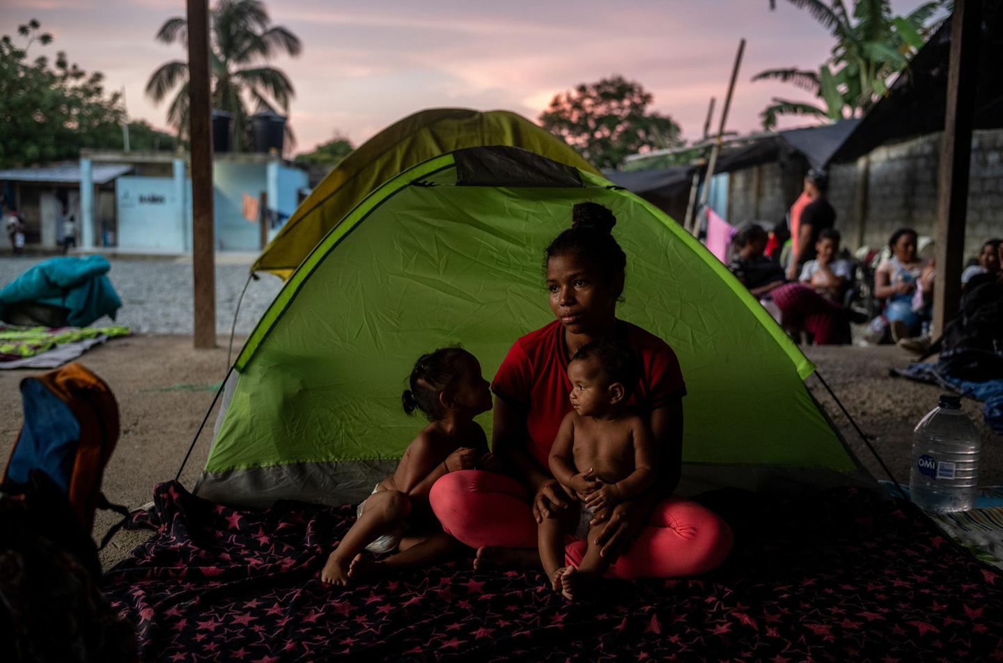 World Press Photo Award 2025: In der Sackgassse: Die 18-jährige Mutter Yineska Andreina Colina sitzt mit ihren beiden kleinen Töchtern, Enyerlis Sofia (zwei) und Eduanyerlis Saray (neun Monate), fest. Angekommen in der kolumbianischen Stadt Capurganá, ist ihr Geld aufgebraucht. Der Dschungel liegt vor ihr, aber sie hat keine Möglichkeit weiterzugehen In der Sackgassse: Die 18-jährige Mutter Yineska Andreina Colina sitzt mit ihren beiden kleinen Töchtern, Enyerlis Sofia (zwei) und Eduanyerlis Saray (neun Monate), fest. Angekommen in der kolumbianischen Stadt Capurganá, ist ihr Geld aufgebraucht. Der Dschungel liegt vor ihr, aber sie hat keine Möglichkeit weiterzugehen