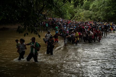 Sie waten durch den "Todesfluss": Tausende Geflüchtete müssen den Rio Muerto an der Darién-Lücke durchqueren. Viele von ihnen ertranken schon bei dem Versuch. Damit sie von den Strömungen nicht mitgerissen werden, halten die Familien sich aneinander fest