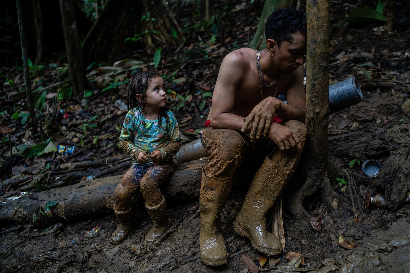 World Press Photo Award 2025: Luis Miguel Arias (28) und seine Tochter Melissa (4) haben keine Kraft mehr. Sie versuchen einen der vielen Hügel zu erklimmen, die auf der Fluchtroute liegen. Die beiden kommen aus Venezuela und gehören zu den mehr als 250.000 Menschen, die 2022 die Darién-Lücke durchquerten Luis Miguel Arias (28) und seine Tochter Melissa (4) haben keine Kraft mehr. Sie versuchen einen der vielen Hügel zu erklimmen, die auf der Fluchtroute liegen. Die beiden kommen aus Venezuela und gehören zu den mehr als 250.000 Menschen, die 2022 die Darién-Lücke durchquerten