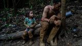 Luis Miguel Arias (28) und seine Tochter Melissa (4) haben keine Kraft mehr. Sie versuchen einen der vielen Hügel zu erklimmen, die auf der Fluchtroute liegen. Die beiden kommen aus Venezuela und gehören zu den mehr als 250.000 Menschen, die 2022 die Darién-Lücke durchquerten
