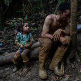 Luis Miguel Arias (28) und seine Tochter Melissa (4) haben keine Kraft mehr. Sie versuchen einen der vielen Hügel zu erklimmen, die auf der Fluchtroute liegen. Die beiden kommen aus Venezuela und gehören zu den mehr als 250.000 Menschen, die 2022 die Darién-Lücke durchquerten