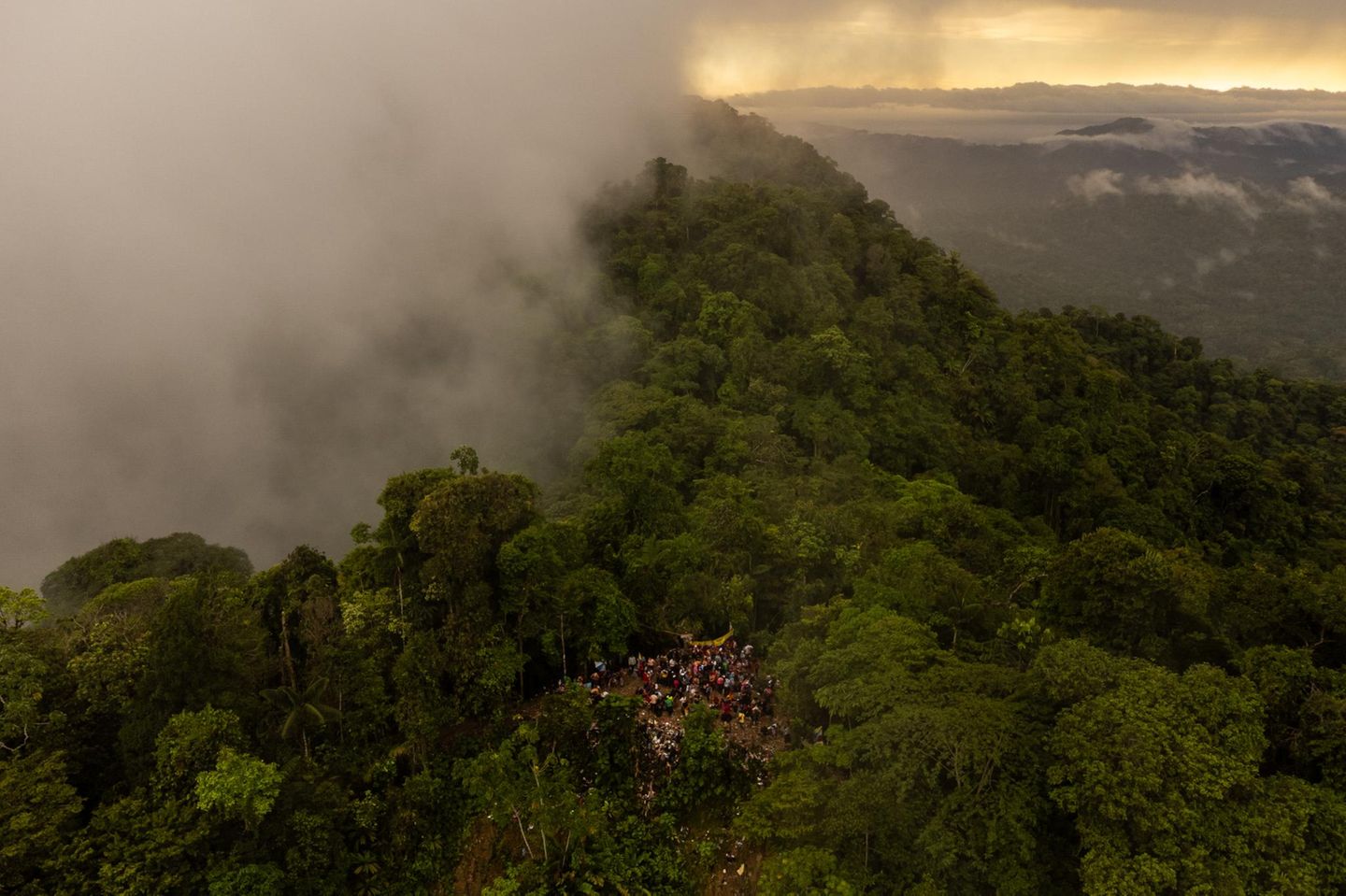 Rastplatz im Dickicht: In Las Banderas, einem Ort an der Grenze zwischen Kolumbien und Panama, sammeln sich erschöpfte Geflüchtete