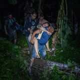 Auf der Flucht durch die Darién-Lücke brach die Venezolanerin Kimberly Rodriguez vor Erschöpfung zusammen. Der Einheimische Rubén Guaynora trägt sie zu einem Kanu. Mit dem soll sie in das peruanische Dorf Bajo Chiquito gelangen, wo sie medizinisch versorgt wird