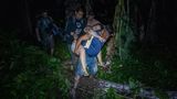 Auf der Flucht durch die Darién-Lücke brach die Venezolanerin Kimberly Rodriguez vor Erschöpfung zusammen. Der Einheimische Rubén Guaynora trägt sie zu einem Kanu. Mit dem soll sie in das peruanische Dorf Bajo Chiquito gelangen, wo sie medizinisch versorgt wird
