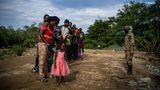 Ein Mitarbeiter des Nationalen Grenzdienstes von Panama weist eine Gruppe haitianischer Flüchtlinge ein. Nach tagelanger Dschungel-Durchquerung haben sie Quiebra Venado erreicht, die erste indigene Gemeinde auf der panamaischen Seite der Darién-Lücke