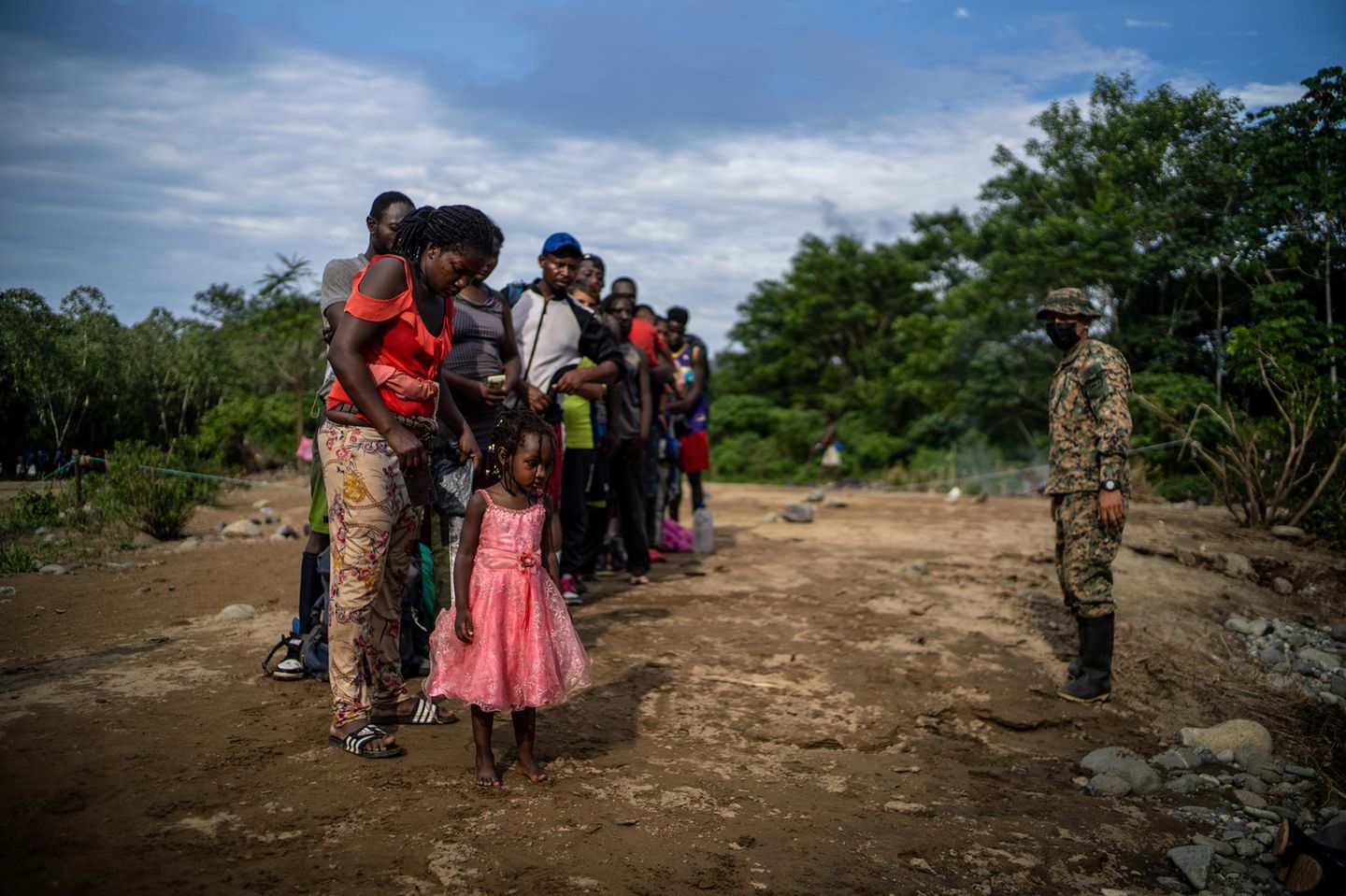 Ein Mitarbeiter des Nationalen Grenzdienstes von Panama weist eine Gruppe haitianischer Flüchtlinge ein. Nach tagelanger Dschungel-Durchquerung haben sie Quiebra Venado erreicht, die erste indigene Gemeinde auf der panamaischen Seite der Darién-Lücke