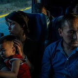 Ali, Taiba und ihr Sohn kommen aus Afghanistan und bestreiten die letzte Etappe ihrer Flucht: eine dreitätige Busfahrt von Mexiko-Stadt nach Tijuana. Von dort aus wollen sie die Grenze zu den USA überqueren