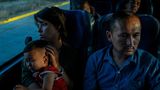 Ali, Taiba und ihr Sohn kommen aus Afghanistan und bestreiten die letzte Etappe ihrer Flucht: eine dreitätige Busfahrt von Mexiko-Stadt nach Tijuana. Von dort aus wollen sie die Grenze zu den USA überqueren